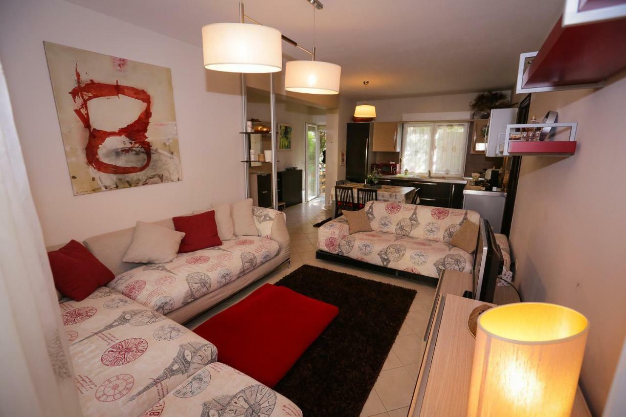 Pine-Tree Apt W/ Private Garden 50 M From The Sea ゴーレム エクステリア 写真